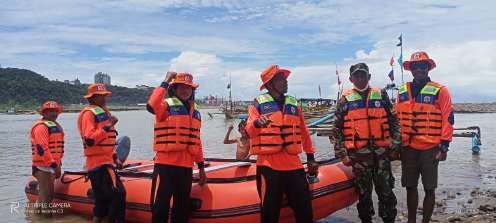 GMC team in orange life jackets standing with an inflatable rescue boat on the Bayah beach