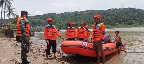 Water rescue drill on a river — GMC team with Indonesian military and local community members