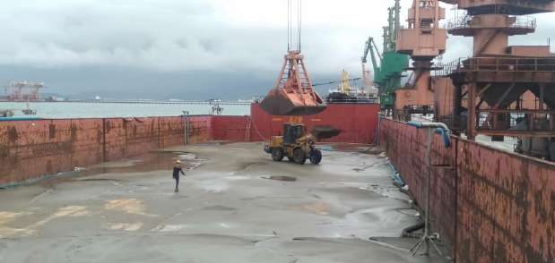 Bulk material discharge at a deep-water port berth supporting export logistics